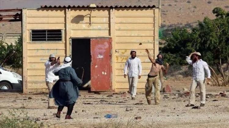 مستوطنون يهاجمون منزلاً بالحجارة في ياسوف مستوطنون يهاجمون منزلاً بالحجارة في ياسوف