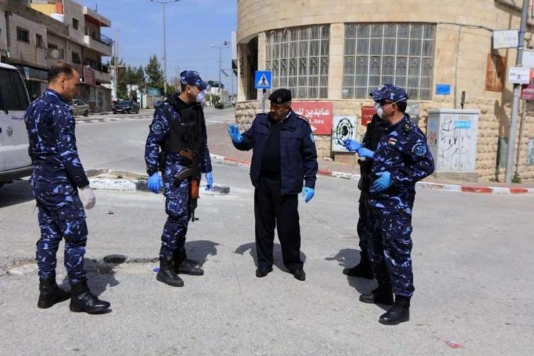 الأجهزة الأمنية تعتدي على أصحاب البسطات في الخليل وتعتقل عددا منهم.. والأمن يوضح! الأجهزة الأمنية تعتدي على أصحاب البسطات في الخليل وتعتقل عددا منهم.. والأمن يوضح!