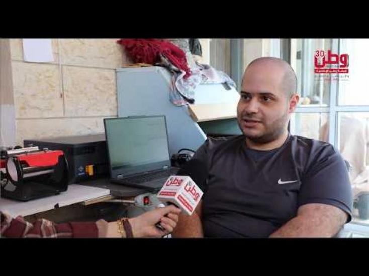 بإرادة لا تنحني.. أحمد يتحدى الإعاقة ويحوّل موهبته إلى مشروع خاص