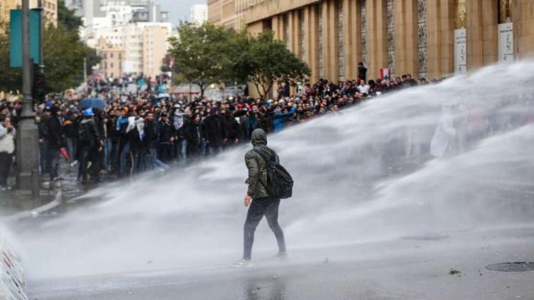 لبنان.. مواجهات بين المحتجين وقوات الأمن بمحيط البرلمان