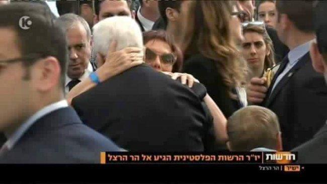 بالفيديو ... الرئيس عباس يصافح نتنياهو وزوجته في عزاء بيريس