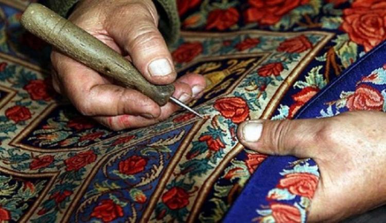 صناعة السجاد اليدويّ في غزّة مهنة عريقة تقاوم الاندثار