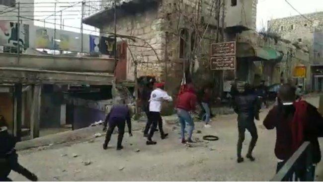 الصحة: إصابتان طفيفتان إثر قمع الاحتلال مسيرة وسط الخليل