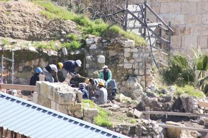 بالصور... الاحتلال يسرّع عمليات تدمير طريق باب المغاربة بالصور... الاحتلال يسرّع عمليات تدمير طريق باب المغاربة