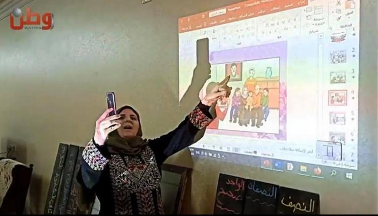 المعلمة الخضري تبدع في التعليم الالكتروني وتلقى تشجيعا كبيرا من الطلبة والأهالي في غزة المعلمة الخضري تبدع في التعليم الالكتروني وتلقى تشجيعا كبيرا من الطلبة والأهالي في غزة