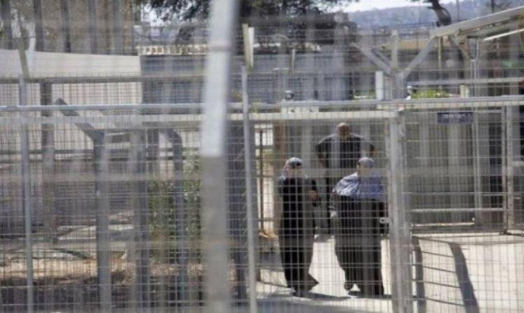 وحدات القمع تقتحم أقسام سجن جانوت وتُصيب أسيرين وحدات القمع تقتحم أقسام سجن جانوت وتُصيب أسيرين