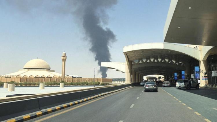 هجوم جديد على مطار الرياض يوقع قتيلا و11 مصابا.. وأضرار في مطار الدمام هجوم جديد على مطار الرياض يوقع قتيلا و11 مصابا.. وأضرار في مطار الدمام
