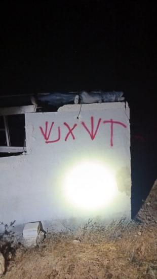 الاحتلال يحتجز عددا من المواطنين والمستوطنون يحرقون غرفة زراعية في الخليل الاحتلال يحتجز عددا من المواطنين والمستوطنون يحرقون غرفة زراعية في الخليل