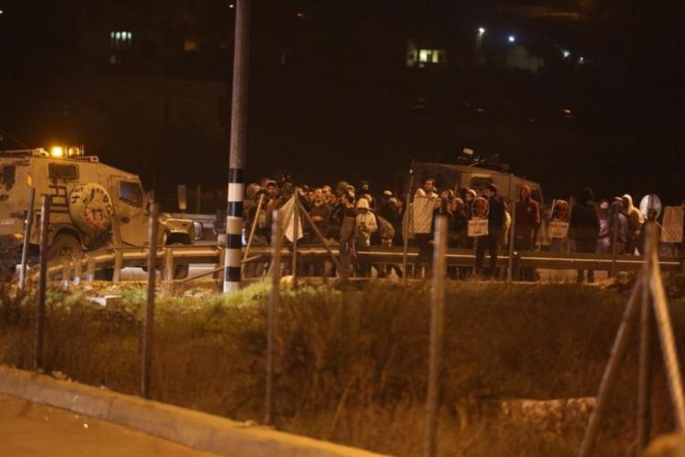 مستوطنون يهاجمون مركبات المواطنين شمال شرق رام الله