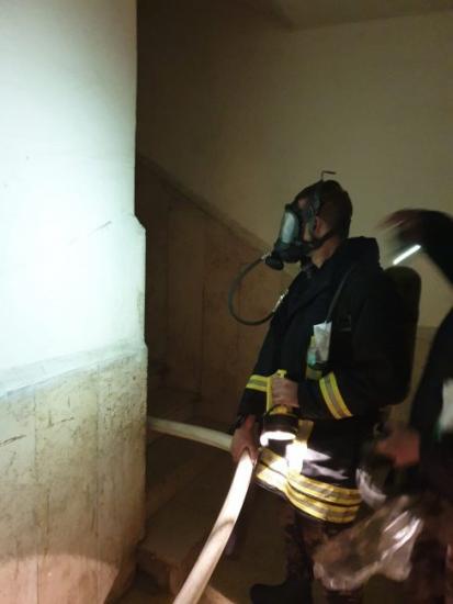 اخلاء 11 عائلة من عمارة سكنية بعد اندلاع النيران فيها في الرام