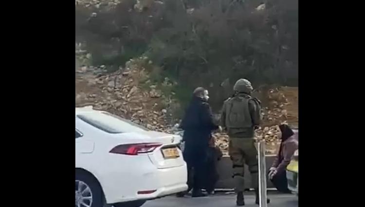 قوات الاحتلال تعتقل سيدتين بالقرب من مخيم العروب