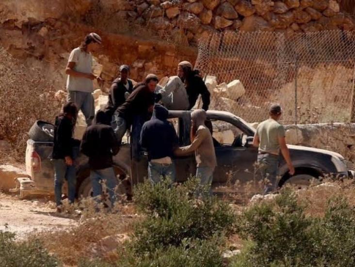 مستوطنون يهاجمون مركبات المواطنين بين قريتي المغير وأبو فلاح شمال شرق رام الله