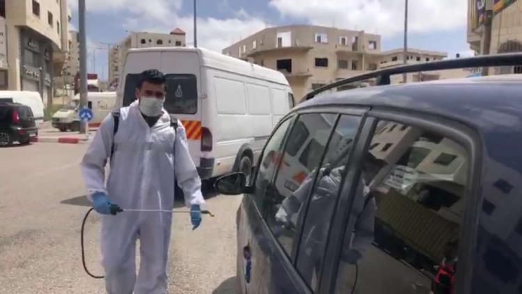 عائلة العويوي تبادر لتعقيم المركبات في مدينة الخليل للوقاية من فيروس كورونا