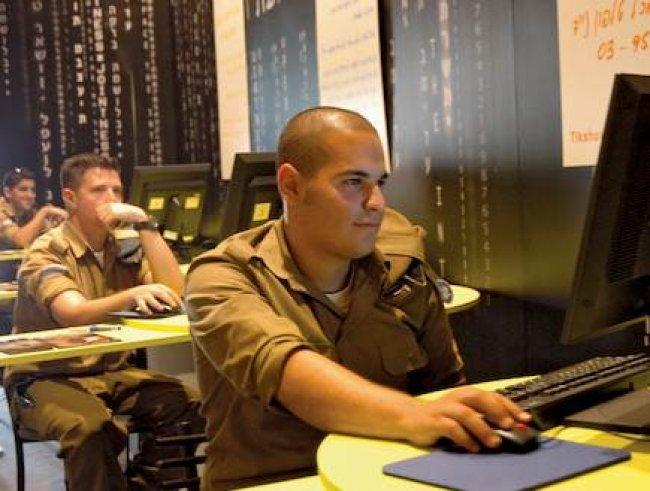 حسب موقع "المجد الأمني".. مخابرات الاحتلال تتصل هاتفيا بالمقطوعة رواتبهم في غزة