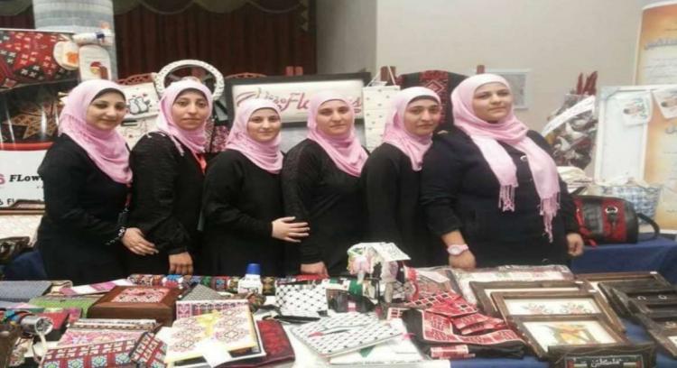 يحترفن التطريز.. ست شقيقات من غزة يغزلن بالإبرة والخيط مشروع نجاحهن يحترفن التطريز.. ست شقيقات من غزة يغزلن بالإبرة والخيط مشروع نجاحهن