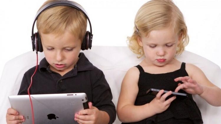 الألعاب الكمبيوترية تؤثر إيجابا على ذكاء الأطفال على عكس التلفزيون والشبكات الاجتماعية