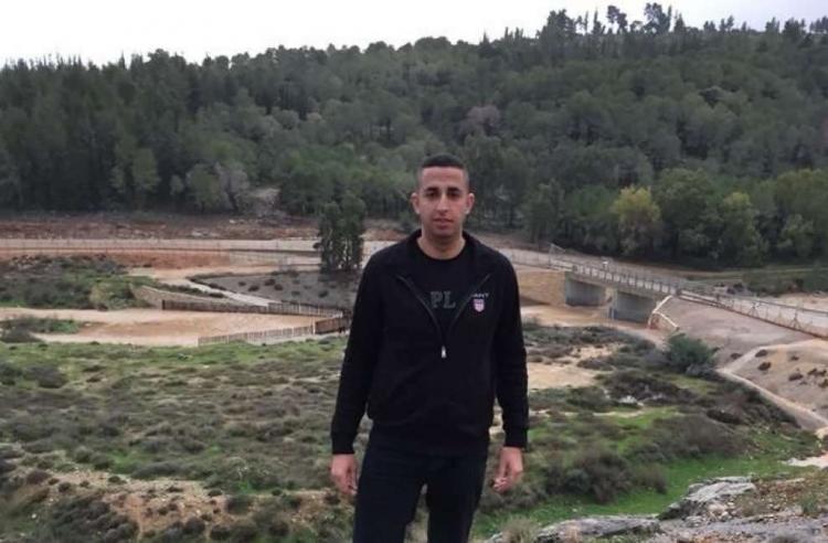 الشهيد سفيان الخواجا خرج لشراء حاجيات البيت مع ابن عمه فأعدمه جنود الاحتلال ومنعوا مركبة الاسعاف من الوصول اليه الشهيد سفيان الخواجا خرج لشراء حاجيات البيت مع ابن عمه فأعدمه جنود الاحتلال ومنعوا مركبة الاسعاف من الوصول اليه