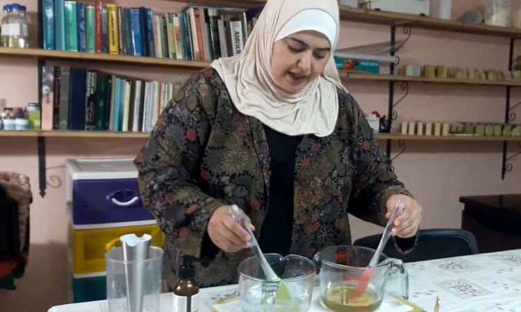 كاميليا صانعة مستحضرات تجميلية وعلاجية تروي لـ وطن قصة نجاحها