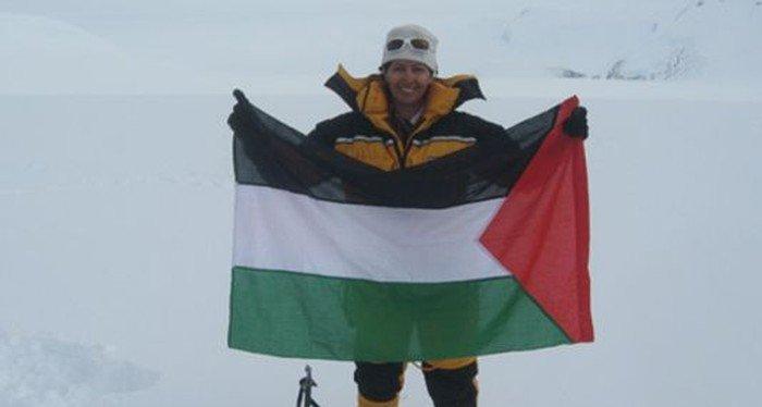 الهوبي ترفع علم فلسطين فوق أعلى قمة في أستراليا