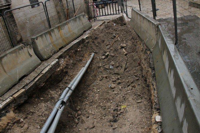 بالصور... سرقة حجارة تاريخية من شارع الواد بالقدس بالصور... سرقة حجارة تاريخية من شارع الواد بالقدس