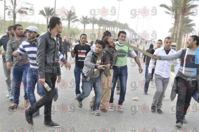 بالصور.. متظاهرون يشعلون النيران فى أحد شباب الإخوان بمصر