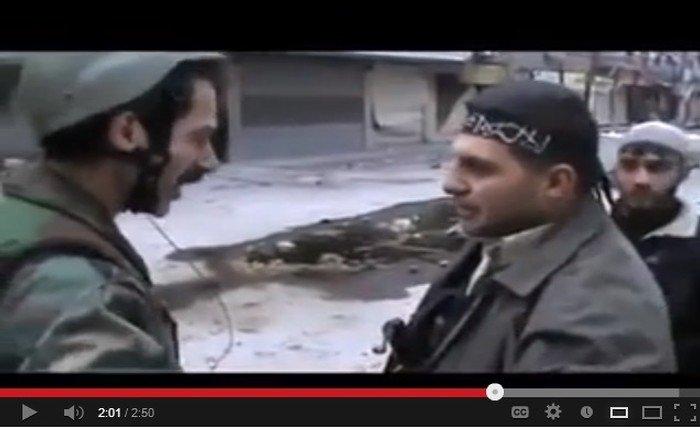 بالفيديو ... ضابط سوري رمى سلاحه وتقدم لمحاورة الجيش الحر في أرض المعركة