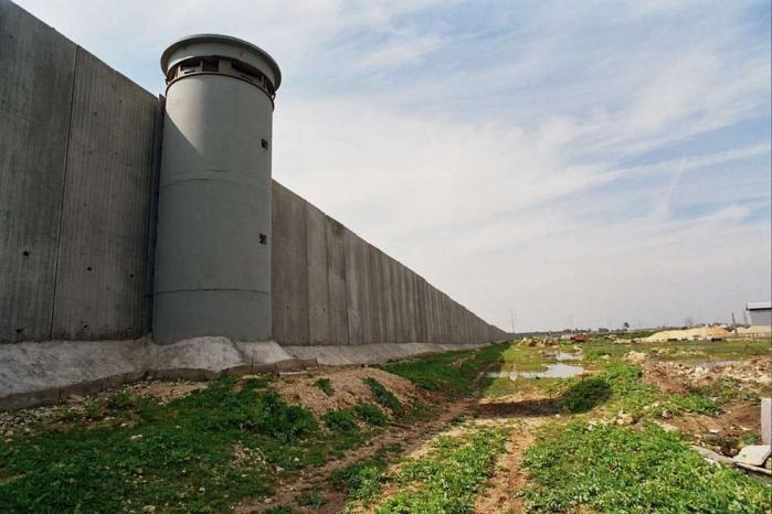 &quot;هآرتس&quot;: خطة ترمي لفتح المعابر بين الضفة واسرائيل وهدم الجدار