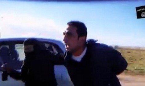 بالفيديو... لحظة اختطاف الضابط أيمن الدسوقي واعدامه في سيناء