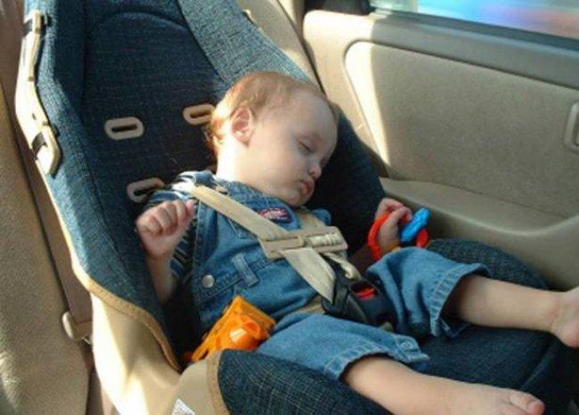 نصائح وارشادات لكي لا ننسى أطفالنا في السيارة