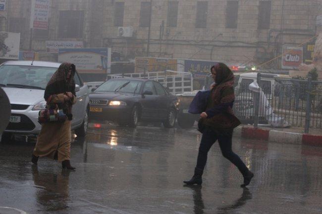 المنخفض الجوي على بعد ساعات من فلسطين .. تحذيرات من السيول وارتفاع الموج وسرعة الرياح
