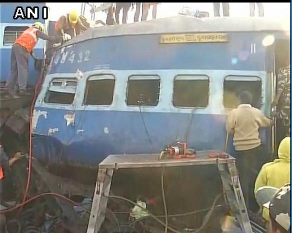 عشرات القتلى بخروج قطار عن السكة في الهند