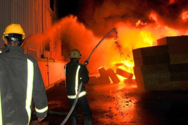 جنين: إخماد حريق شب في محلين تجاريين
