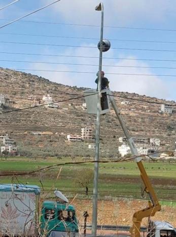 الاحتلال ينصب كاميرات مراقبة على مدخل اللبن الشرقية