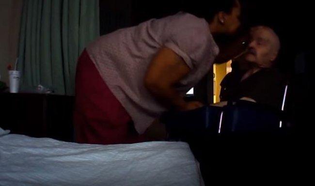 فيديو| تعنيف ممرضة لعجوز لبناني مريض تثير ضجة في اميركا