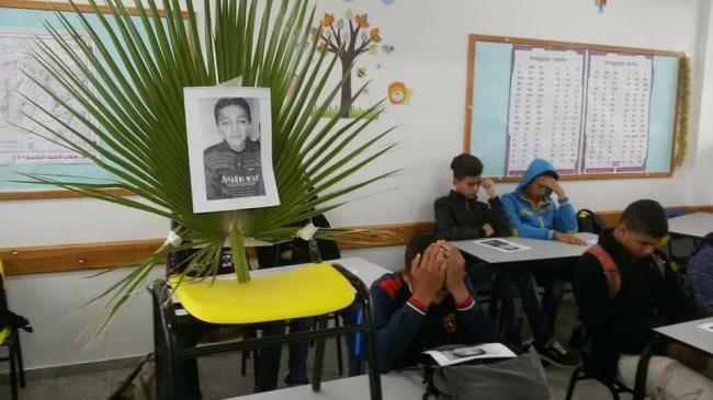 لم يصل الى صفه، صورة المقعد الدراسي الفارغ للطالب الشهيد علاء الزاملي الذي قتله المحتلون أمس شرق غزة