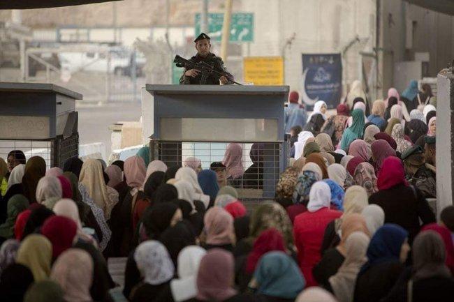 ازدحامات على حواجز الاحتلال في القدس في الجمعة الثانية من رمضان