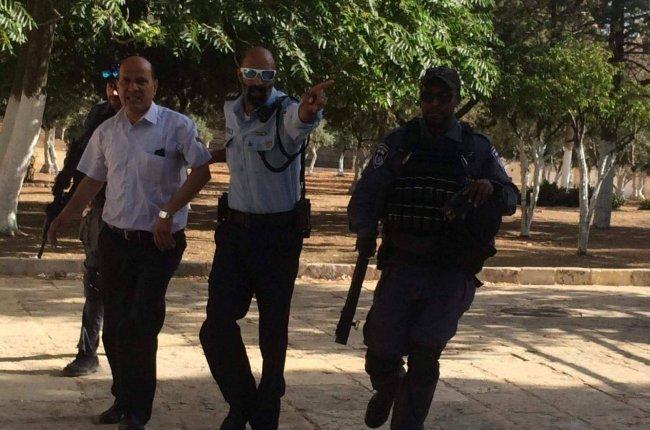 فيديو: الاحتلال يعتقل رئيس شعبة الحراس بالاقصى عبد الله ابو طالب