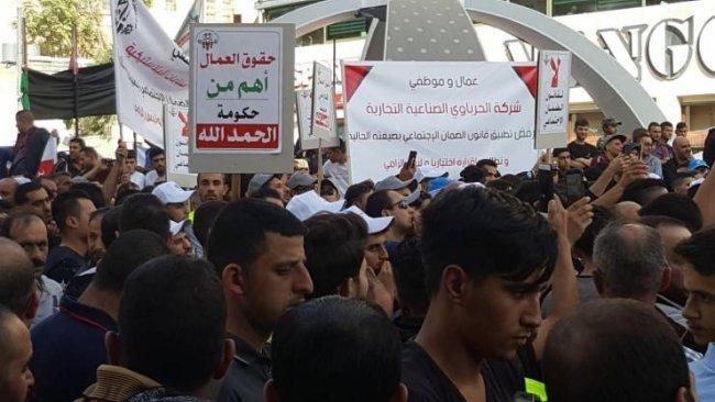 فيديو .. الاجهزة الامنية في الخليل تمنع المواطنين من التوجه لمسيرة ضد الضمان في رام الله