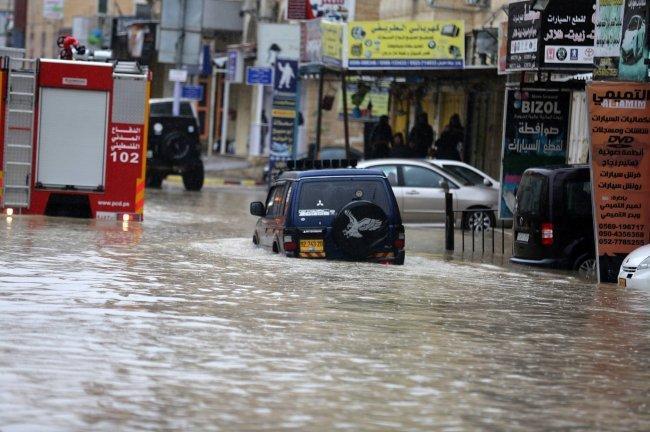 الأمطار الغزيرة تُغرق شارع القدس رام الله