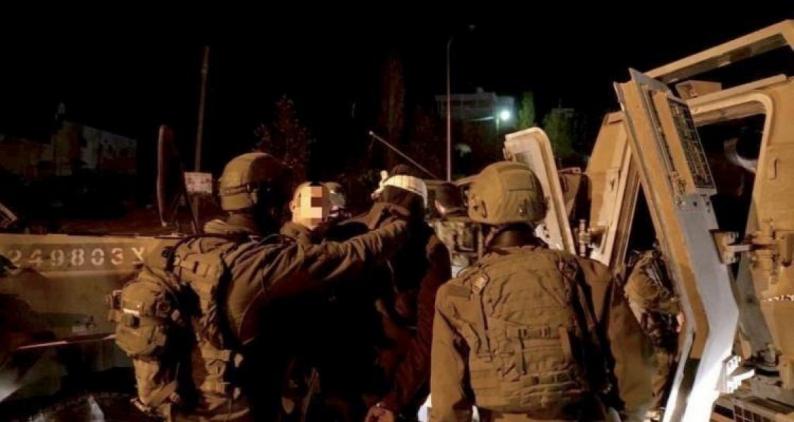 بعد محاصرة منزله.. الاحتلال يعتقل مواطنا ونجليه من بلدة العبيدية شرق بيت لحم