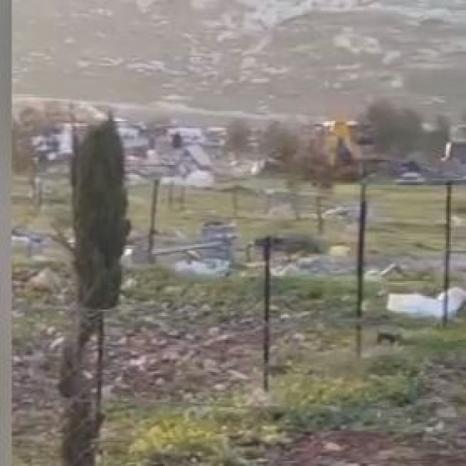 الاحتلال يهدم منشات في بلدة الزعيم في القدس الاحتلال يهدم منشات في بلدة الزعيم في القدس
