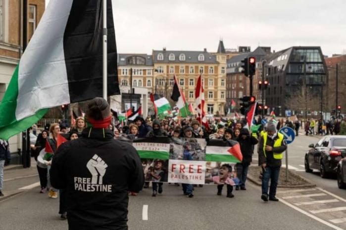 تظاهرة غاضبة في مدينة آرهوس الدنماركية نصرة لفلسطين ورفضاً للعدوان الإسرائيلي على قطاع غزة
