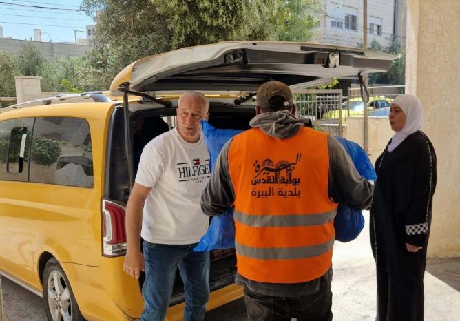 في ظل الظروف الصعبة.. غنام تسلّم مئات الحقائب المدرسية وتؤكد: التعليم عنوان لصمود ومستقبل شعبنا في ظل الظروف الصعبة.. غنام تسلّم مئات الحقائب المدرسية وتؤكد: التعليم عنوان لصمود ومستقبل شعبنا