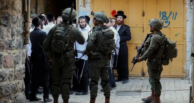 الاحتلال يفرض حظر تجول على حارة جابر بالخليل ويمنع الطلبة من الوصول إلى مدارسهم
