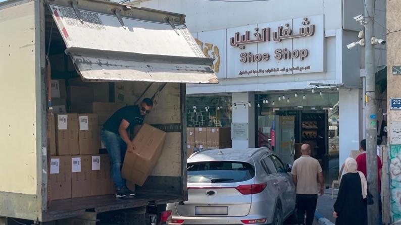 الخليل تصدّر أول شحنة أحذية فلسطينية إلى "أمازون" الأمريكية