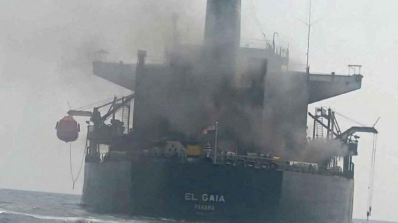 إصابة 3 سفن بمقذوفات في مضيق هرمز إصابة 3 سفن بمقذوفات في مضيق هرمز