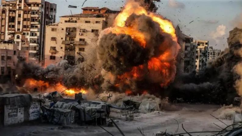 الاحتلال يواصل تصعيده في قطاع غزة: قصف مدفعي وإطلاق نار ونسف منازل الاحتلال يواصل تصعيده في قطاع غزة: قصف مدفعي وإطلاق نار ونسف منازل