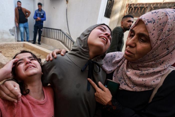 استشهاد زوجين وطفل وإصابة آخرين برصاص وقصف الاحتلال قطاع غزة