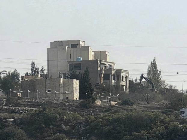 الاحتلال يهدم عمارة سكنية في الخليل ويغلق مداخل المدينة ومخارجها الاحتلال يهدم عمارة سكنية في الخليل ويغلق مداخل المدينة ومخارجها