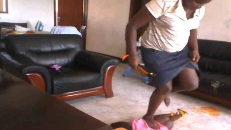 بالفيديو: خادمة تعذب طفلة